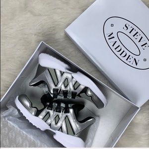 NIB Steven madden silver giddy sneaker shoes